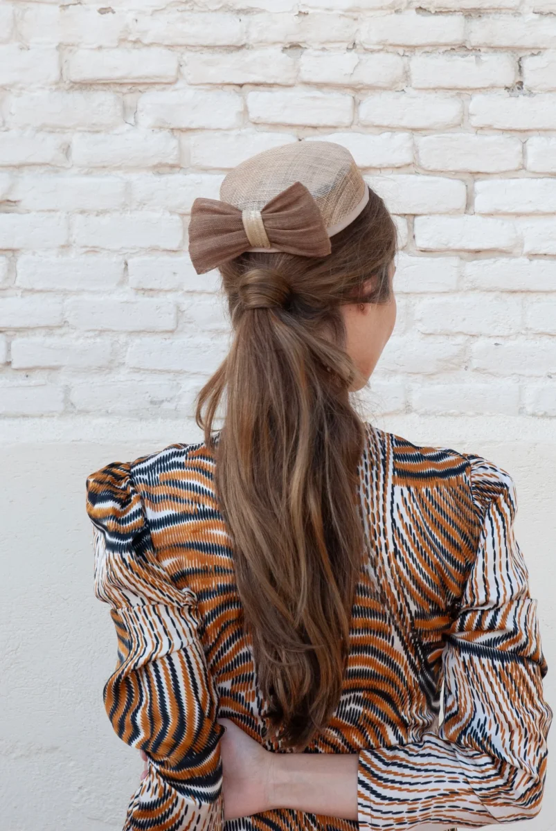 Tocado Casquete Carla camel y beige - Imagen 4
