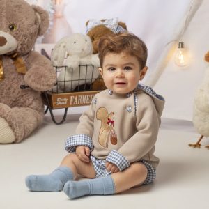 Conjunto bebé ardilla bordada con camisa vichy de Belén Costales