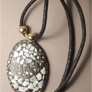 COLGANTE MUJER OVAL BLANCO BRILLO