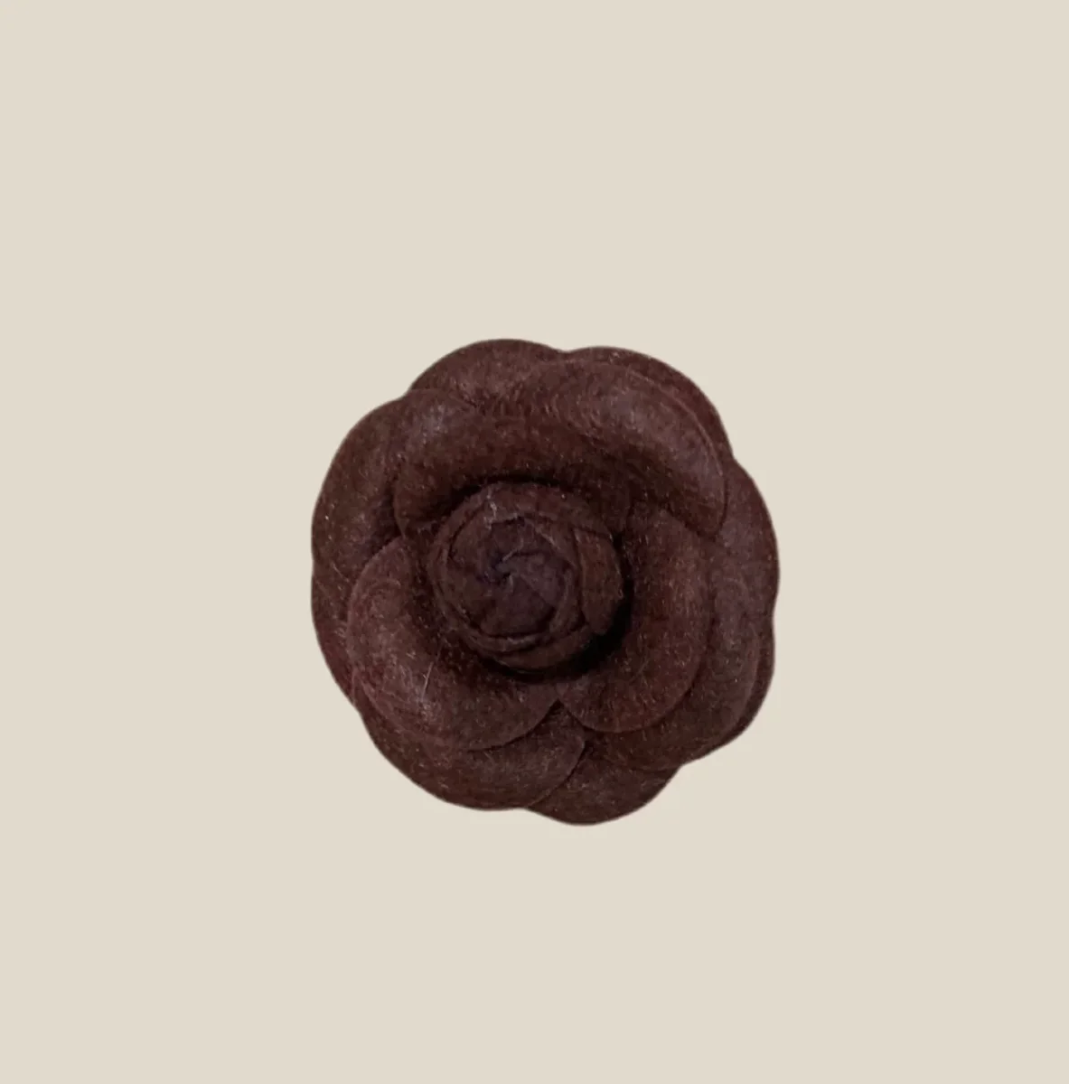 Broche Camelia chocolate fieltro - Imagen 2