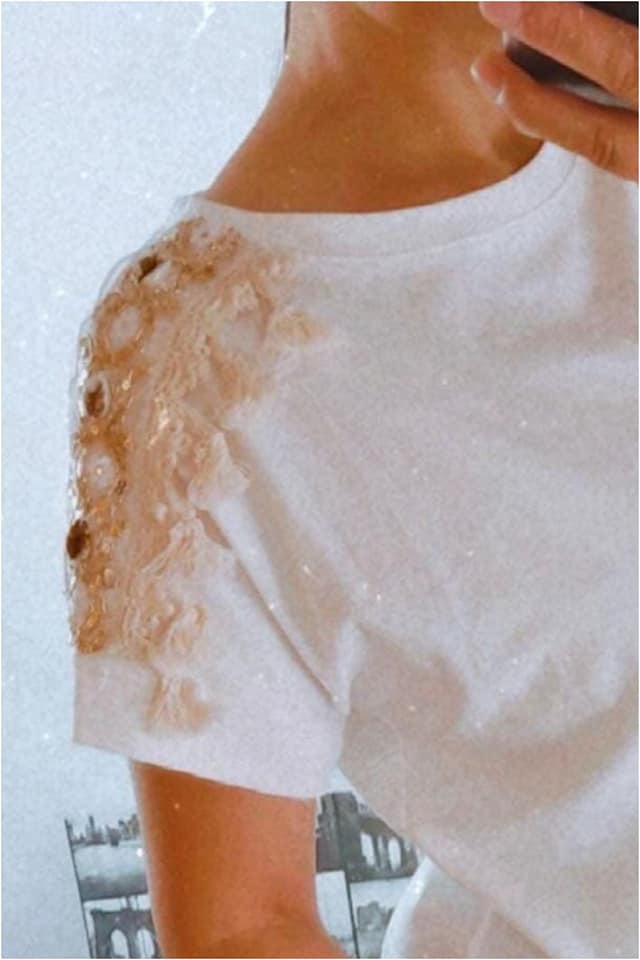 Camiseta mujer blanca con pedrería - Imagen 3