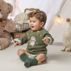 Conjunto bebé verde con pingüino bordado y cubre pañal vichí – Belén Costales
