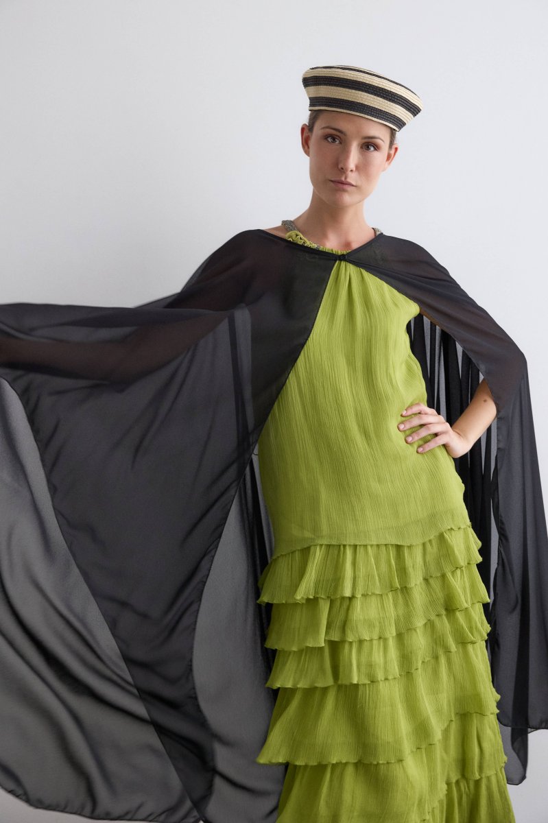 Capa de crepe larga negra - Imagen 5