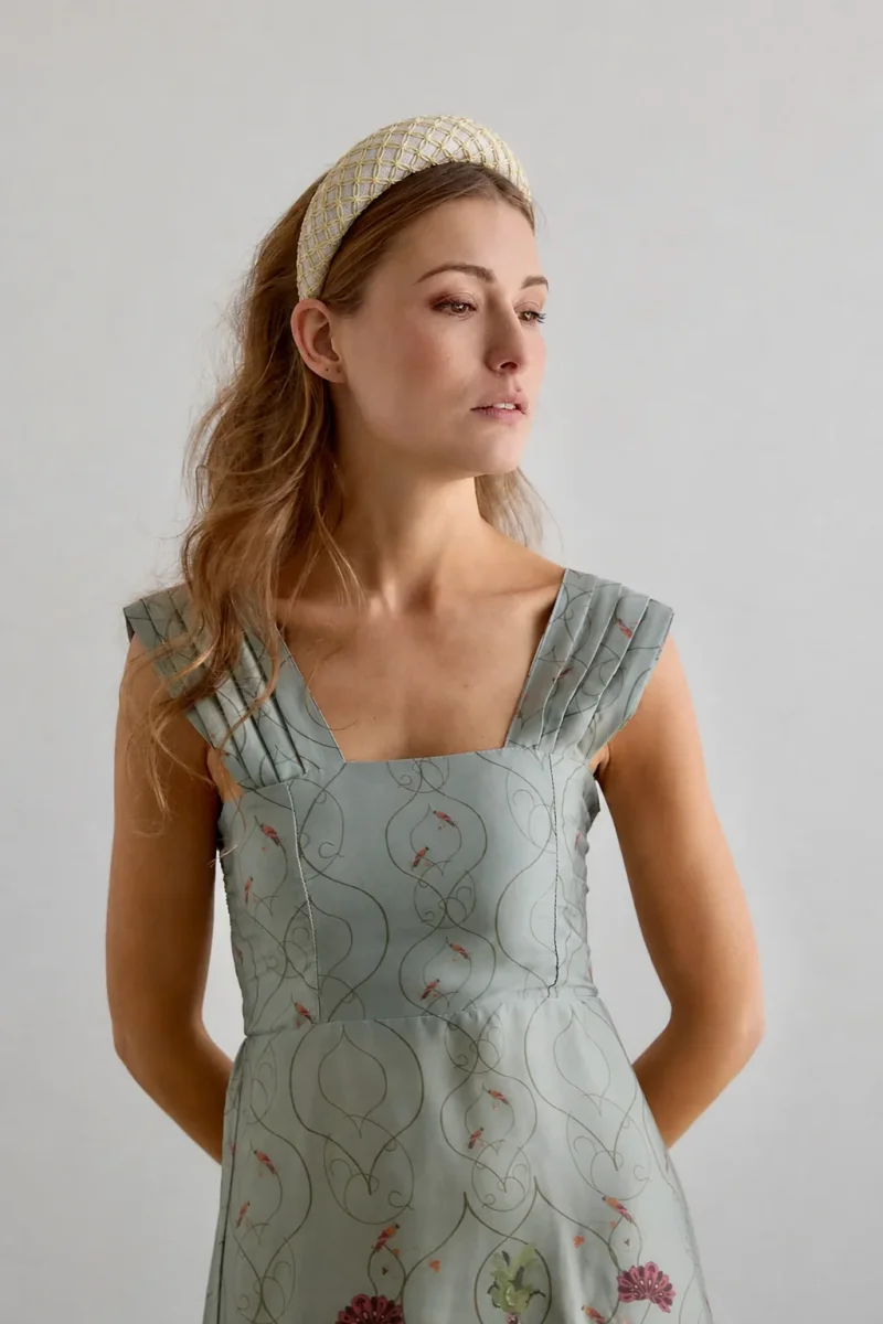 Diadema Roca de sinamay beige con redecilla