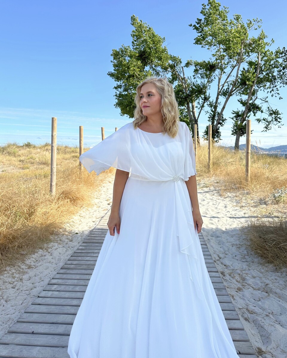 Vestido Capa Broche Flor Curvy Novia - Imagen 4