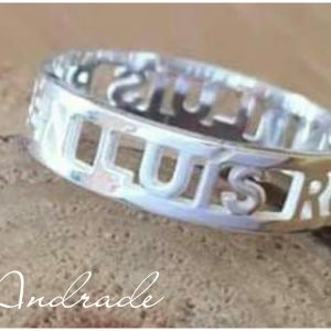 Anillo nombres troquelados de plata de ley