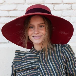 Pamela Clotilde Vino con cinta