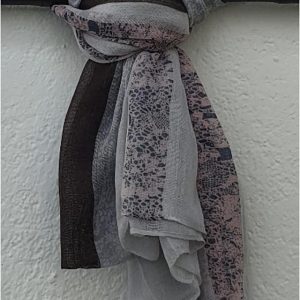 Pashmina estampada franjas gris negro