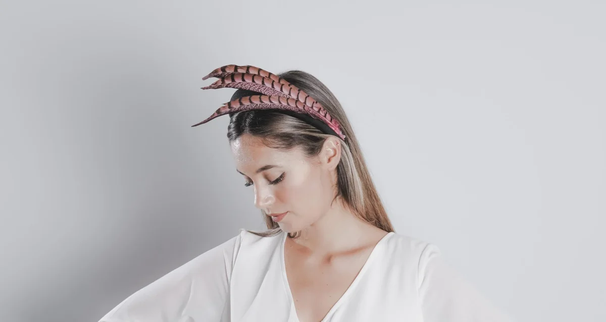 Diadema Zarina rosa con plumas - Imagen 2