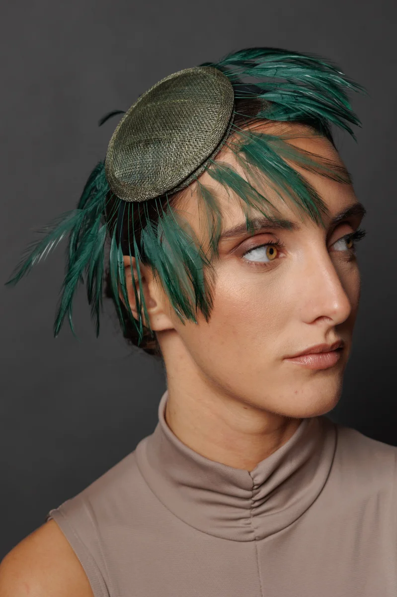 Tocado Feather verde musgo - Imagen 3