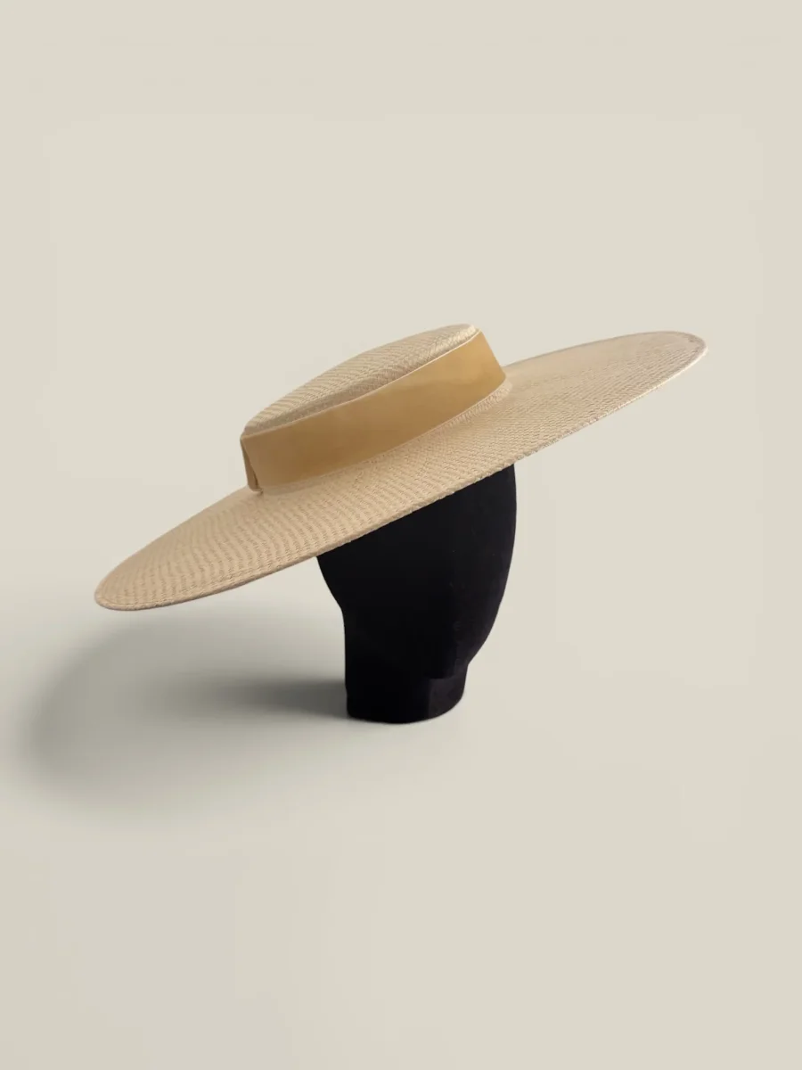 Canotier Amazona beige con cinta de terciopelo - Imagen 3