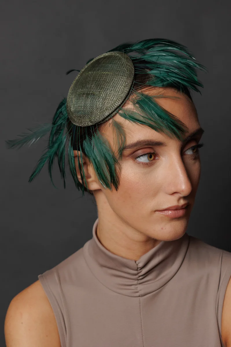 Tocado Feather verde musgo - Imagen 2