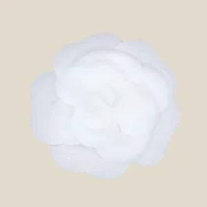 Broche Camelia blanco fieltro