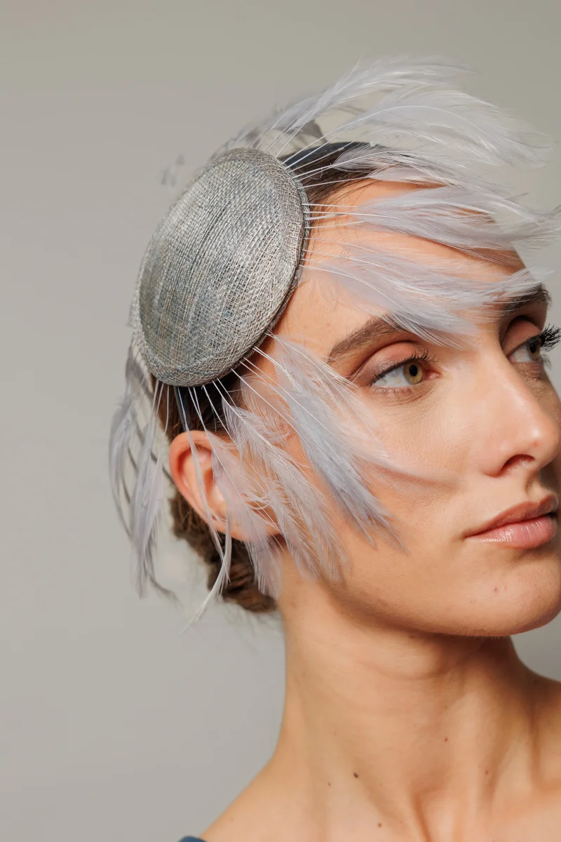 Tocado Feather gris - Imagen 2