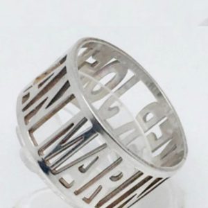 Anillo nombres troquelados de plata de ley