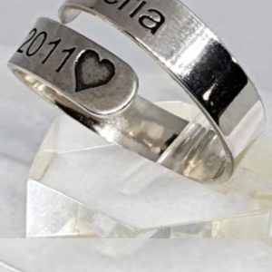 Anillo nombres entrelazado de plata de ley
