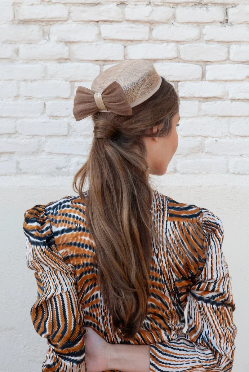 Tocado Casquete Carla camel y beige - Imagen 3