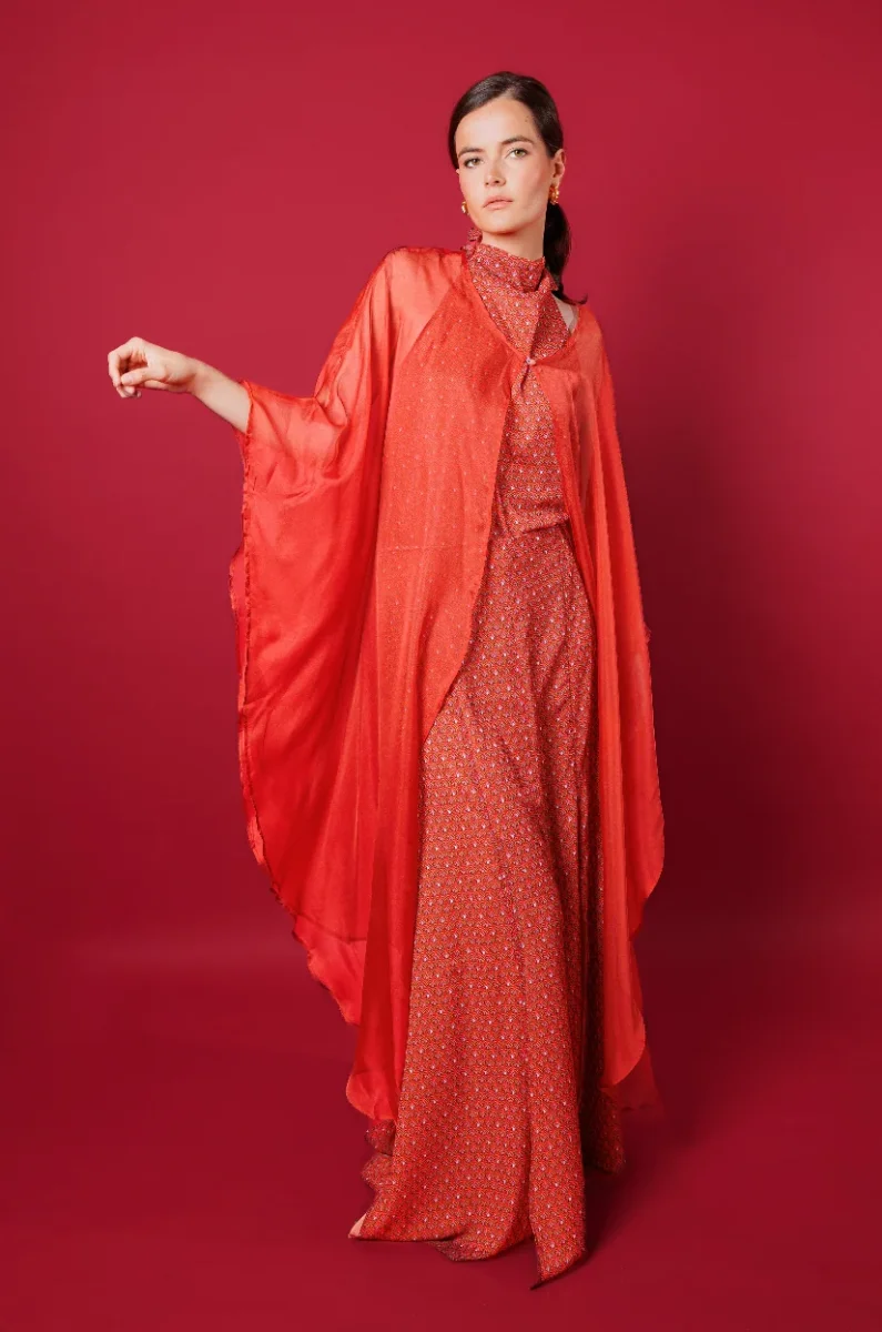 Capa larga roja - Imagen 4
