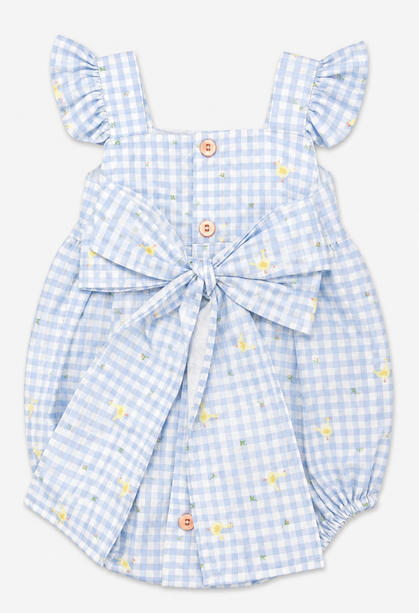 Jesusito de Cuadros Vichy Azul con Estampado de Patitos para Niña – Paloma de la O - Imagen 3