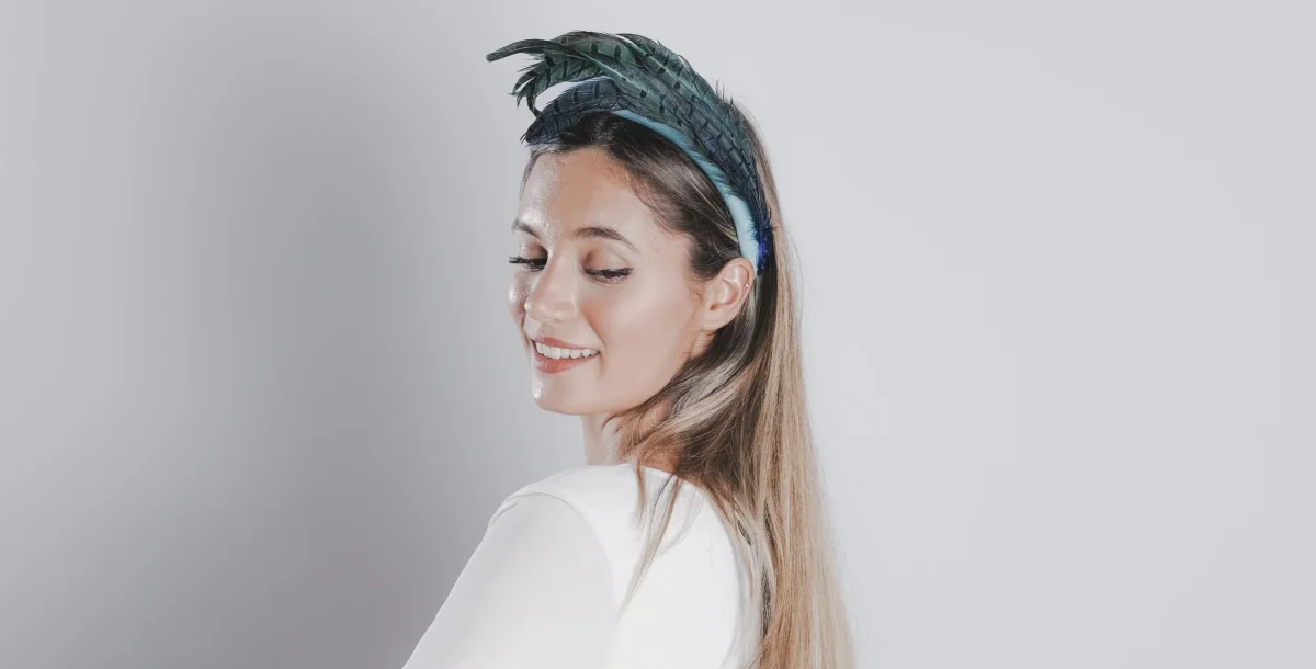 Diadema Zarina azul con plumas