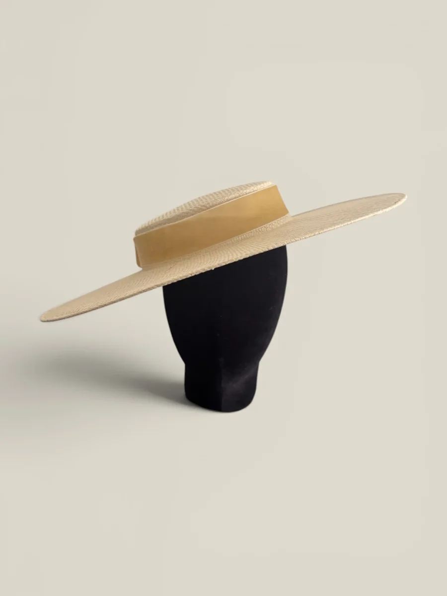 Canotier Amazona beige con cinta de terciopelo - Imagen 4