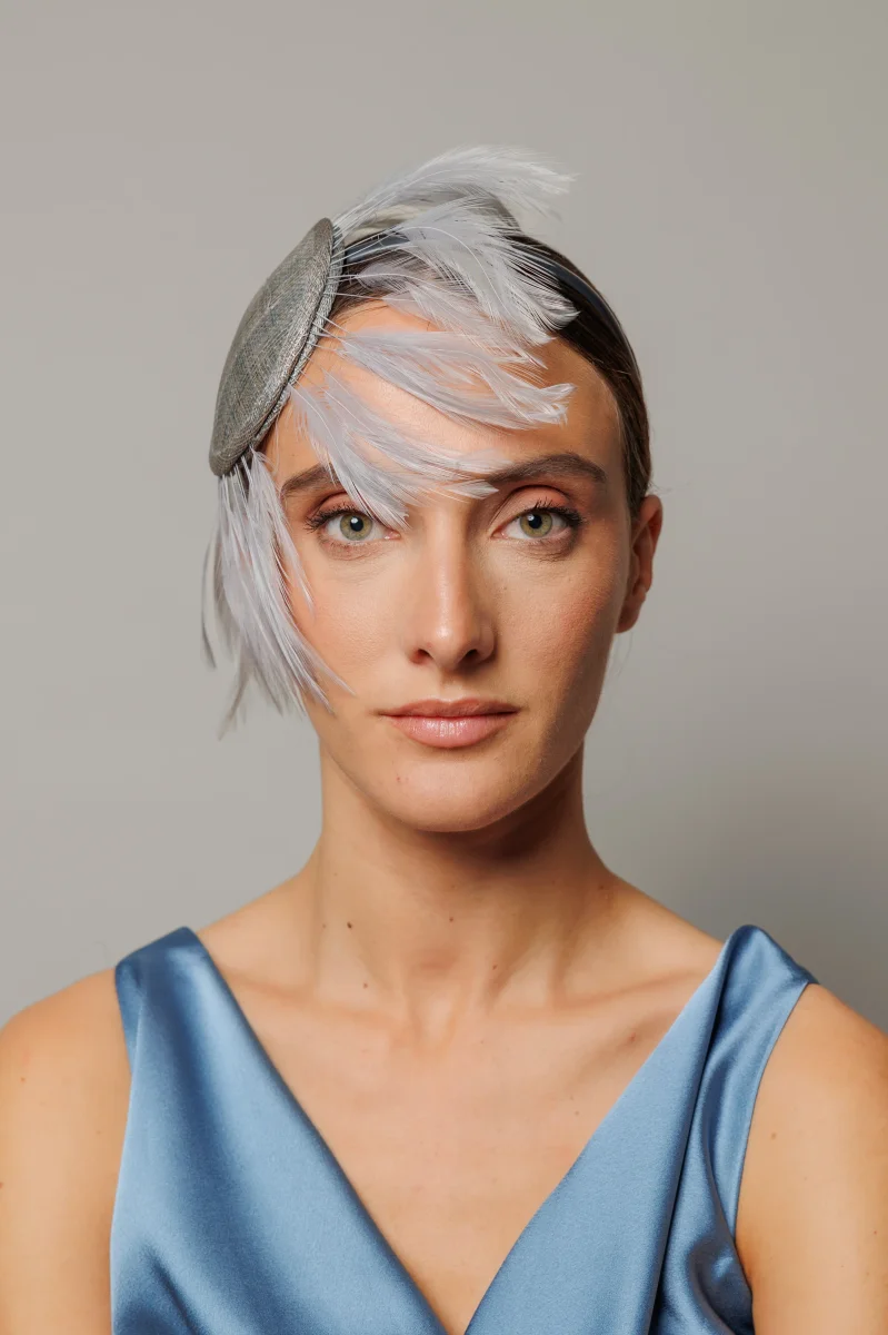 Tocado Feather gris - Imagen 3