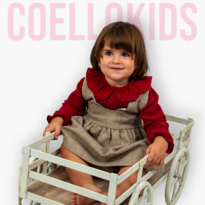 Conjunto Peto falda con camisa roja de Paloma de la O