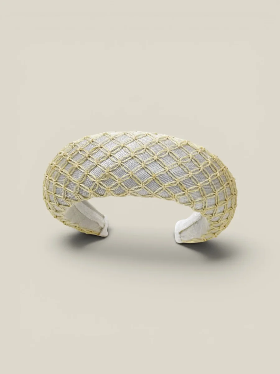 Diadema Roca de sinamay beige con redecilla - Imagen 4