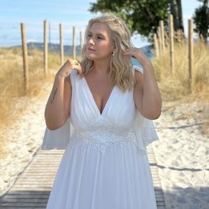 Vestido Capa Cintura Flores Curvy Novia