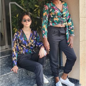 Blusa mujer estampada con nudo