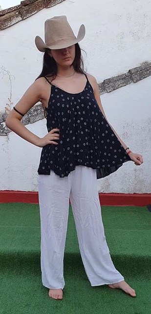 TOP MUJER ESTAMPADO CON VUELO - Imagen 3