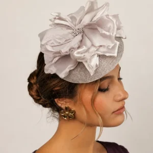 Tocado Agnes gris