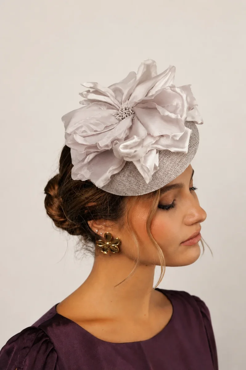 Tocado Agnes gris - Imagen 2