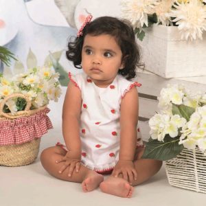 Conjunto infantil de niña en blanco con bordados de fresas – Belén Costales