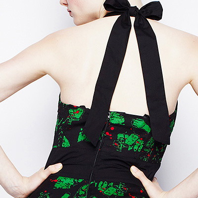Freddy – Vestido negro estampado en verde y rojo - Imagen 6